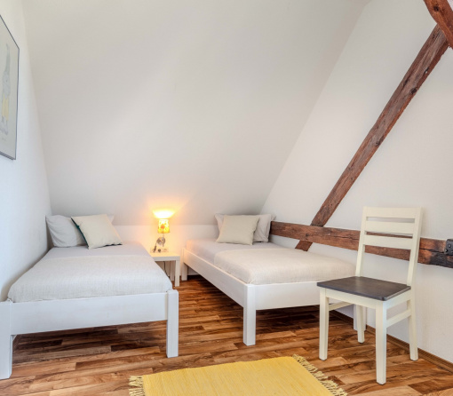 Zum Dorf - Schlafzimmer mit zwei Einzelbetten