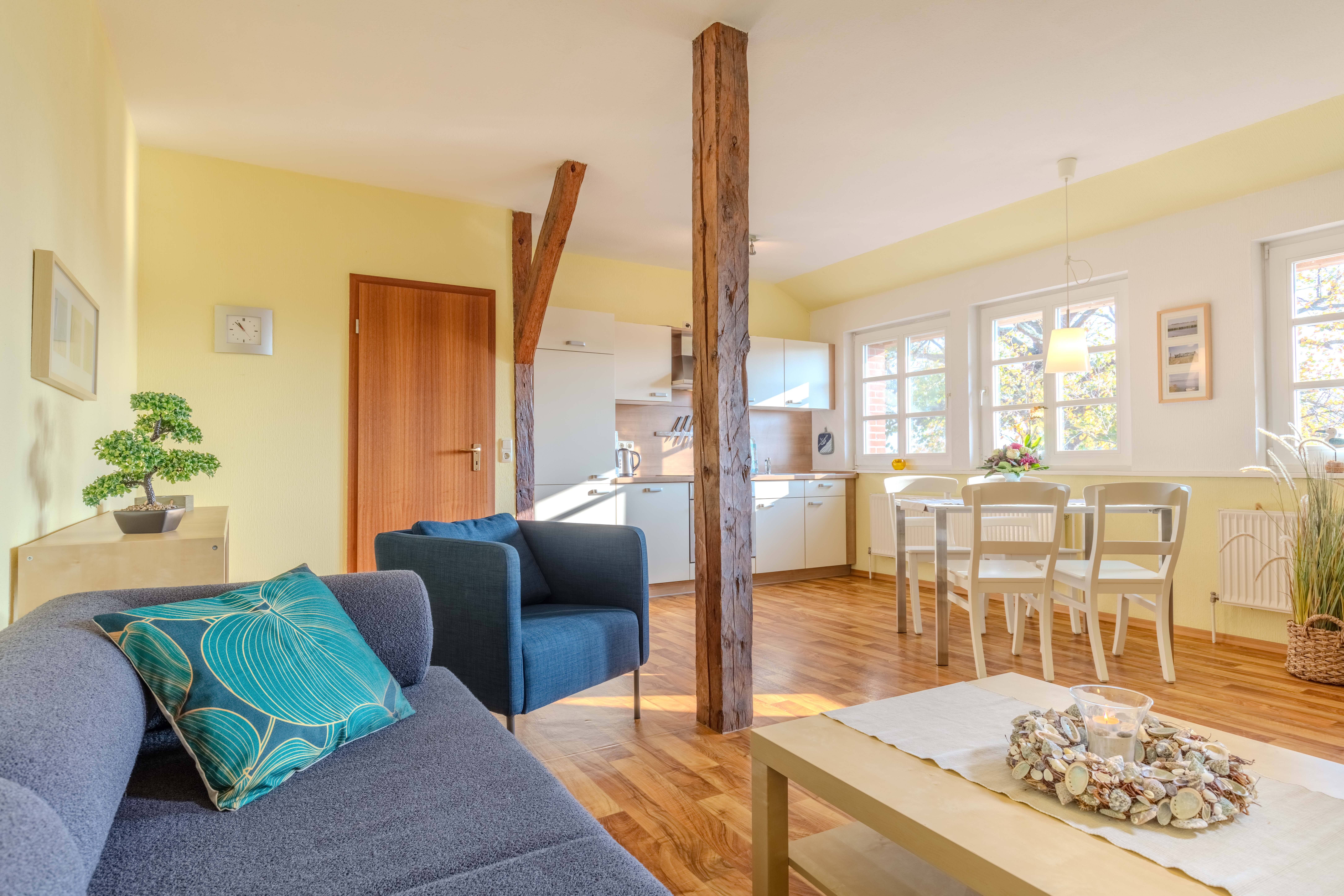 Zur Sundbrücke - Wohnzimmer mit Vollküche und Esstisch mit Blick zur Sundbrücke